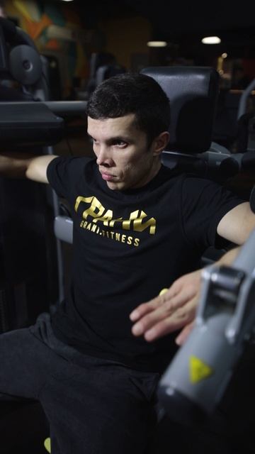 Отведение рук в тренажере сидя
