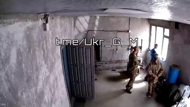 Двое из ТЦК пришли в шиномонтаж и стали вымогать деньги у работника