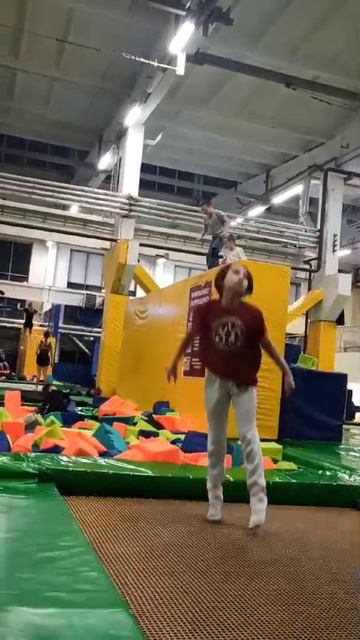 прыгаю в мягкий бассейн