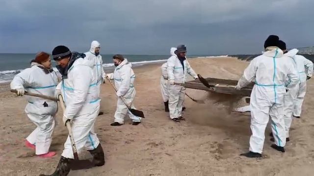 Уборка пляжа от мелких фракций мазута, село Витязево, 08.04.2025, часть 3