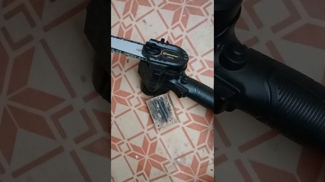 Смазка аккумуляторной минипилы, не разбирая ее.mp4
