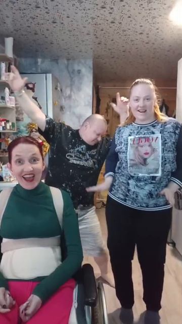 Танцы всей семьёй 👯👯👯