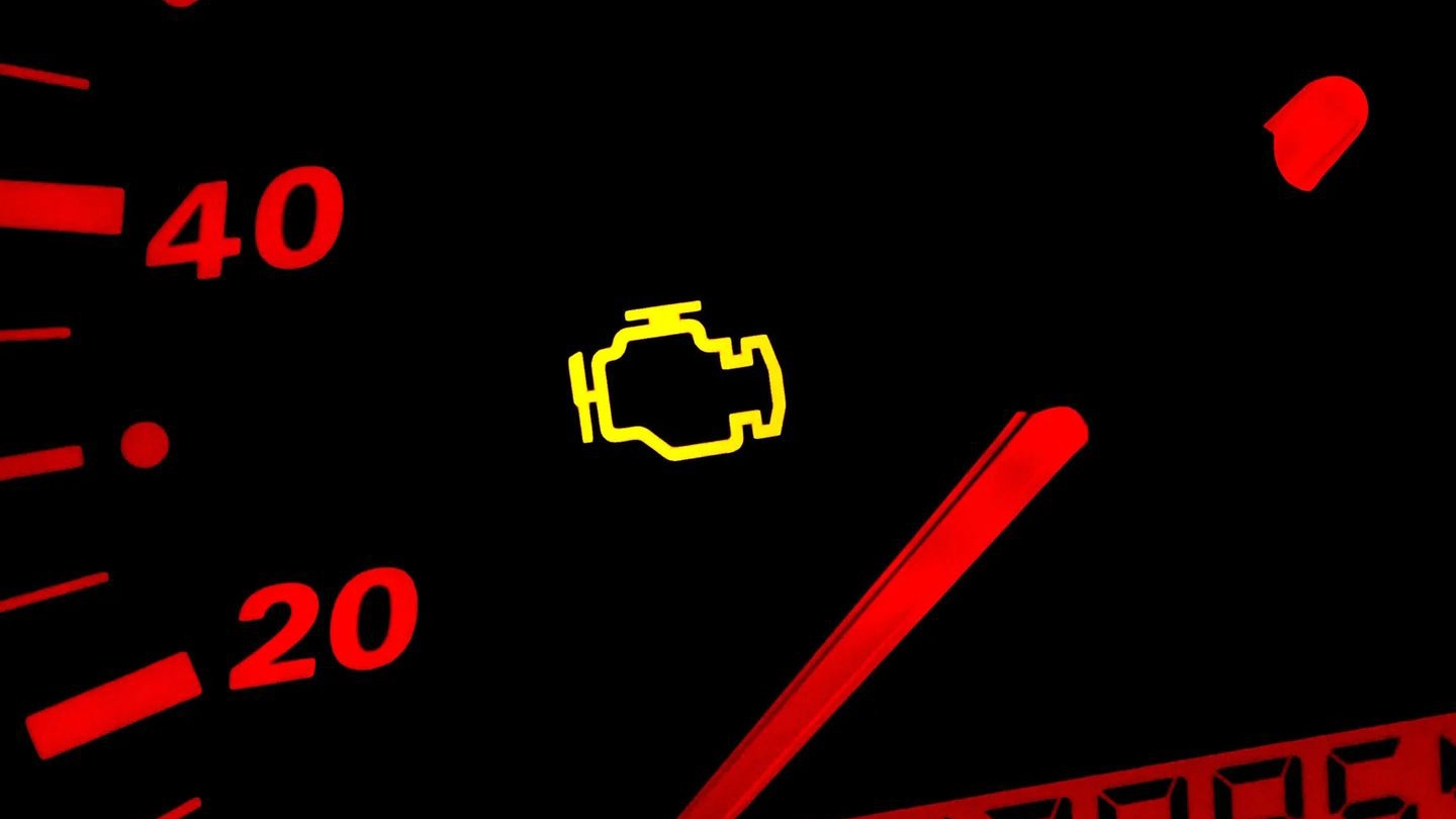 Нужно ли сразу ехать в автосервис, если загорелся Check Engine: мнение эксперта
