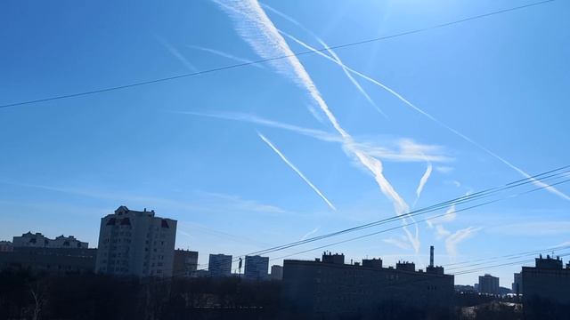 Следы от самолетов.