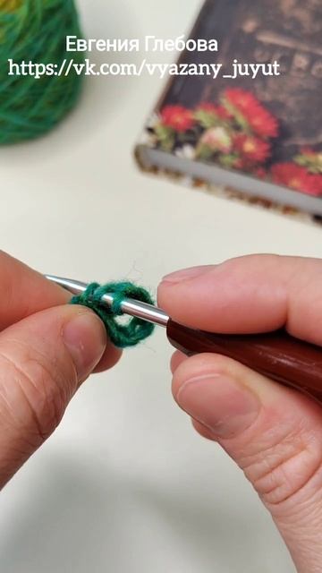 Три веерных столбика с накидом крючком.

Уроки вязания крючком 🧶