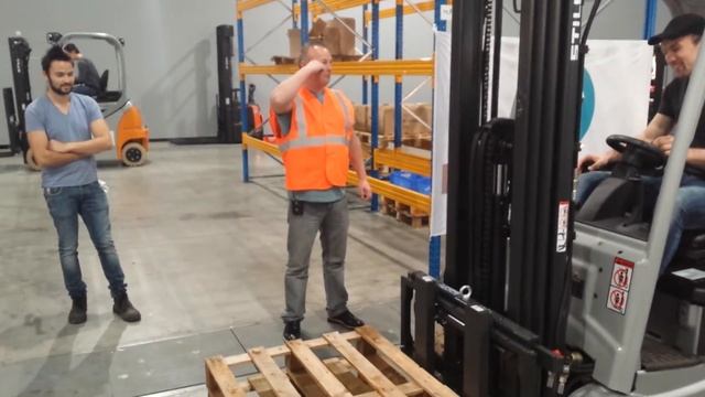 Logistica 2015 Dag 4 cursist heftruck stapelopdracht | BLOM opleidingen