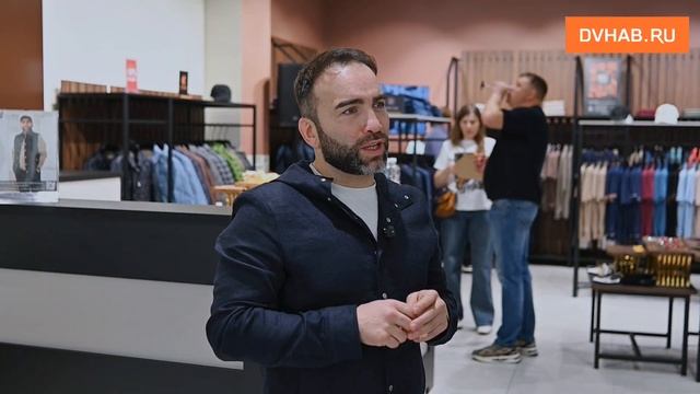 Президент Fight Nights Global раздал автографы на открытии магазина одежды