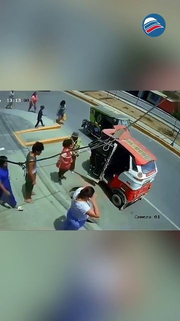 Женщина внезапно исчезла под землёй в центре города