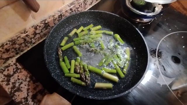 Жёлтая курочка со спаржей с лапшой по-китайски. Рецепты Майора Пронина