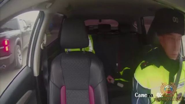 В Красноярске сотрудники Госавтоинспекции помогли доставить в больницу ребенка