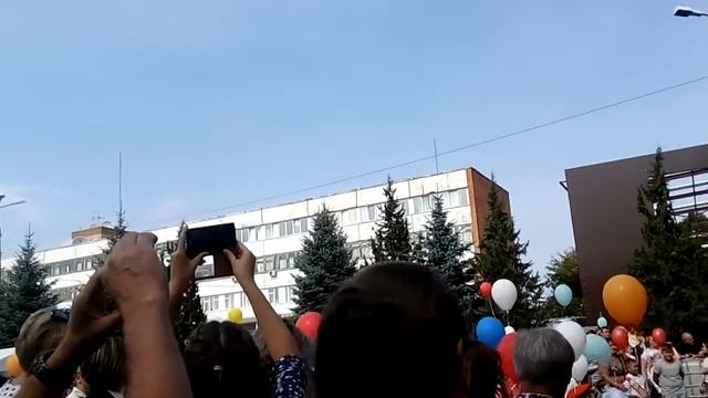 Запуск шаров первоклассников на площади Ленина г Узловая