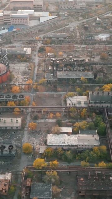 Огромный завод заброшен