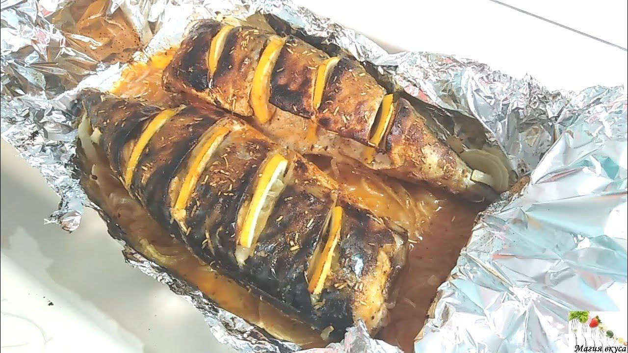 Вкуснейшая скумбрия, запеченная в духовке в фольге с лимоном и луком. Можно худеющим!
