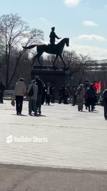 1. Прогулка по Москве, Александровский сад у стен Кремля