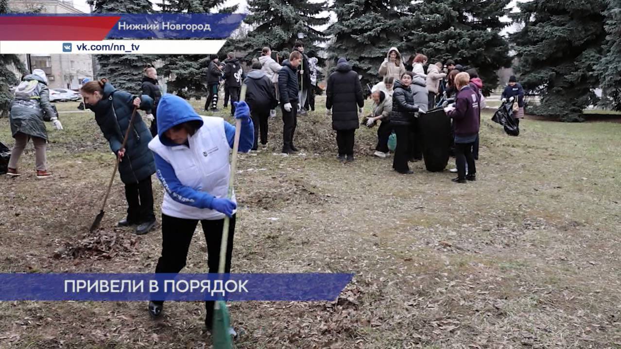 На территории памятника герою-летчику Алексею Поющеву провели субботник
