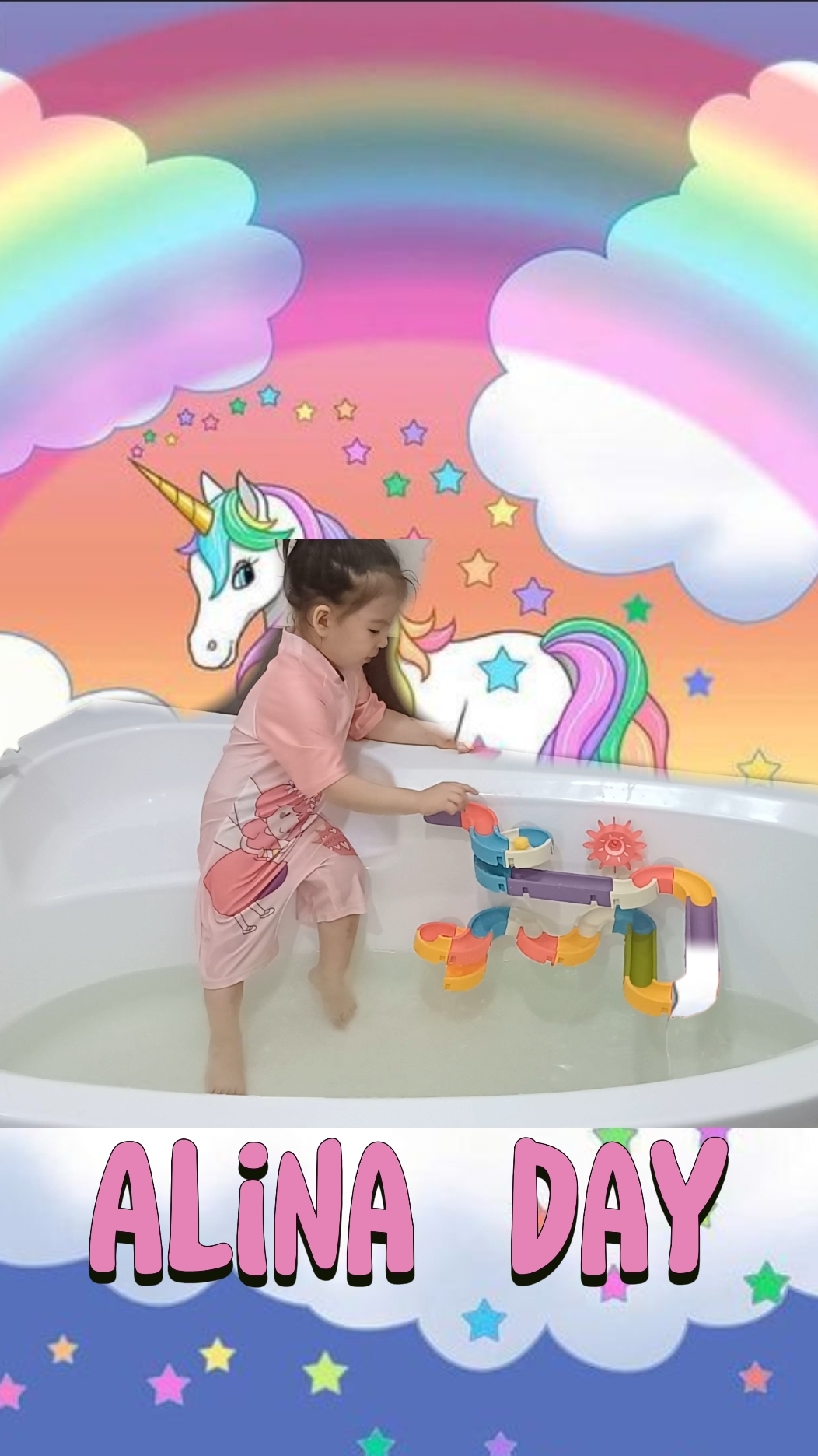 Купаемся💦Играем с водяной горкой🌪Видео для детей.