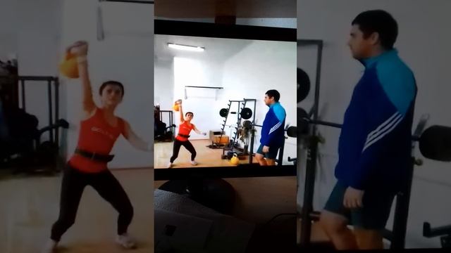 Моя племяшка кидает гирю на соревнованиях.