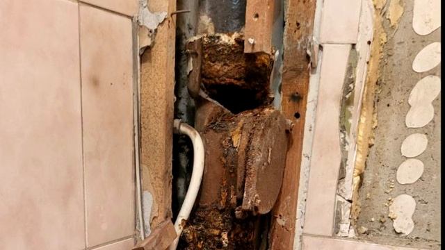 Замена канализационной трубы в Ворошиловском районе Донецка_