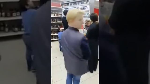 Цыганка Воровка пыталась унести под юбкой половину "Пятёрочки".Другая утащила под юбкой телевизор.