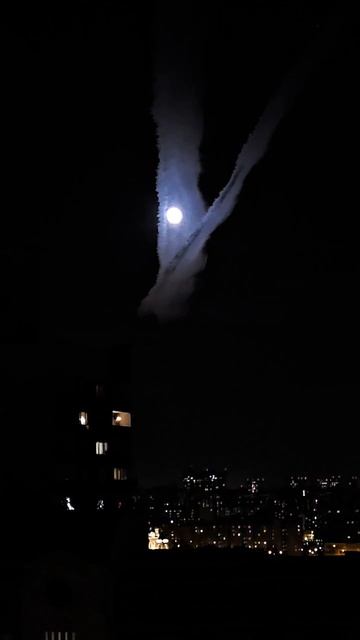 В небе над Москвой и Подмосковьем появились странные белые полосы.

Жители в соцсетях решили, что эт