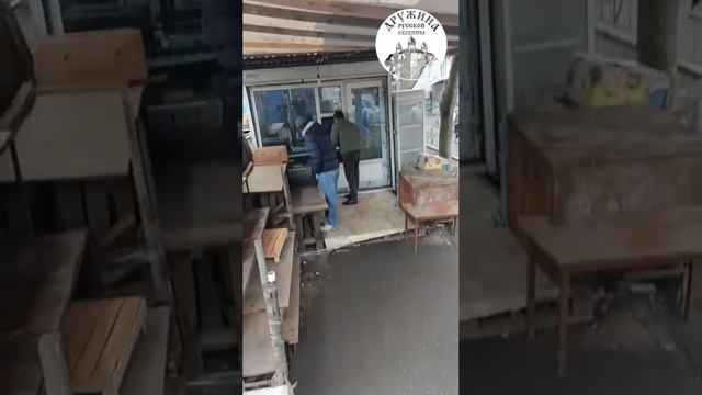Вручили предписания о сносе незаконно-установленных объектов (ларьков) на Баляева (1 серия)