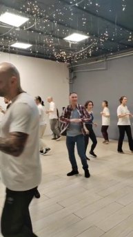 Бачата. Разминка в группе "Продолжающие".