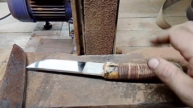нож из рессоры и берестяной ручкой