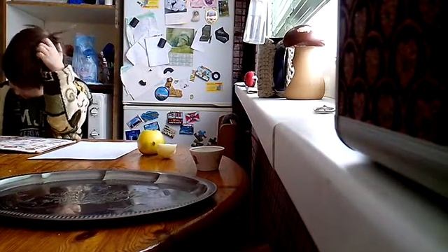 Ребенок учит буквы