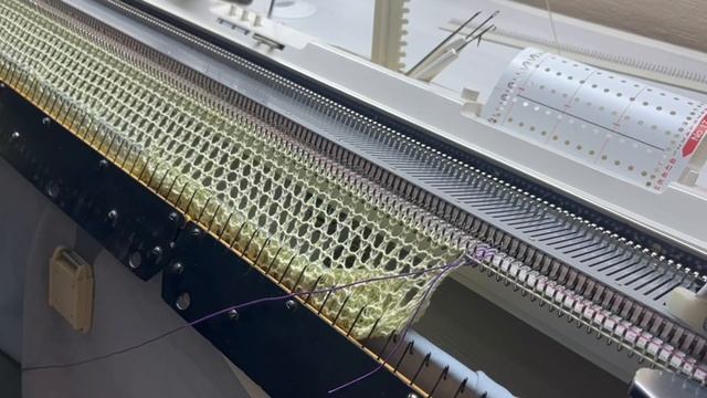 Частичное вязание при ажурном переплетении.