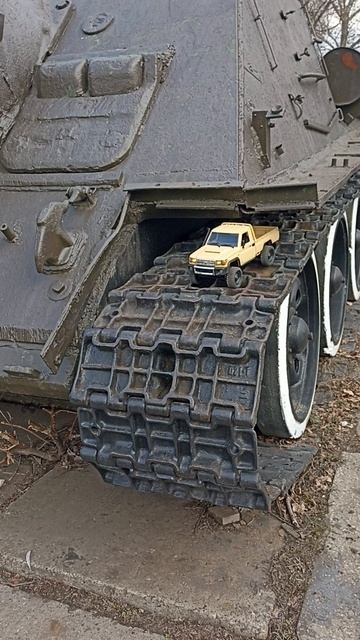 MN-82 залез на советскую САУ СУ-100 #rc #rccar #scale #mnmodel #mn82 #tank