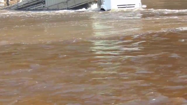 камаз проверяет глубину реки