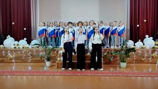 Вокальный ансамбль "Радуга звука"  смешанный состав. 
Мы -единое целое.