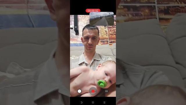 Мира смотрит.