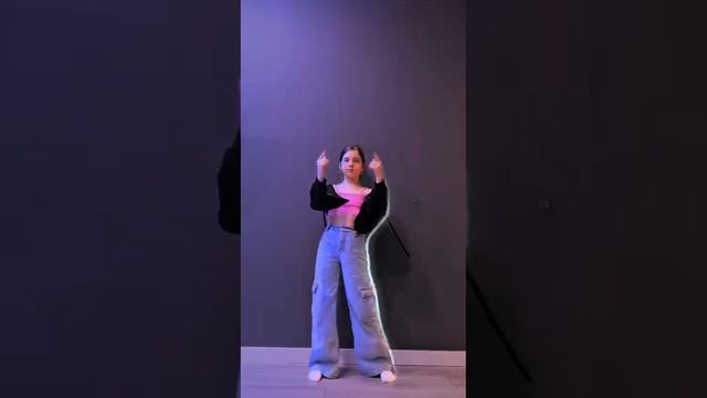 Яркий худи 
Песня: Дабл бабл