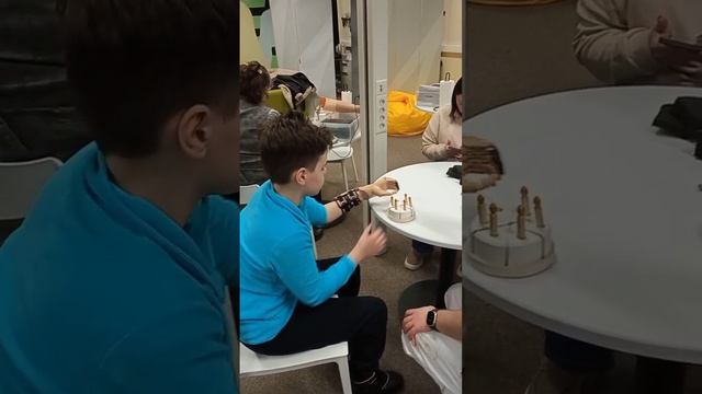 Егор учится управлять активным протезом руки