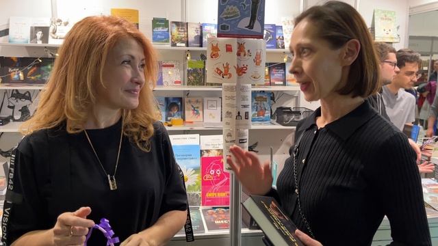 Вручение Ирине Каримовой книги Архетипы в жизни и бизнесе на презентации Елены Грабарь