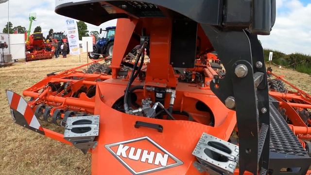 2023 JCB Fastrac 4220 Icon 6.6 Litre 6-Cyl Diesel Tractor (235 HP) with Kuhn Espro 6000 R Seeder