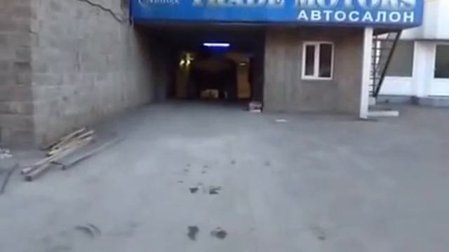 Мини-экскаватор работает в помещении