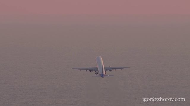 Эйрбас А320 Уральских Авиалиний взлетает на закате из аэропорта Сочи.