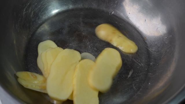 带着家人在山里生活,和姐姐一起做贵州特色美食,收到了来自加拿大阿姨的特别惊喜,一桁抱着礼物开心得合不拢嘴