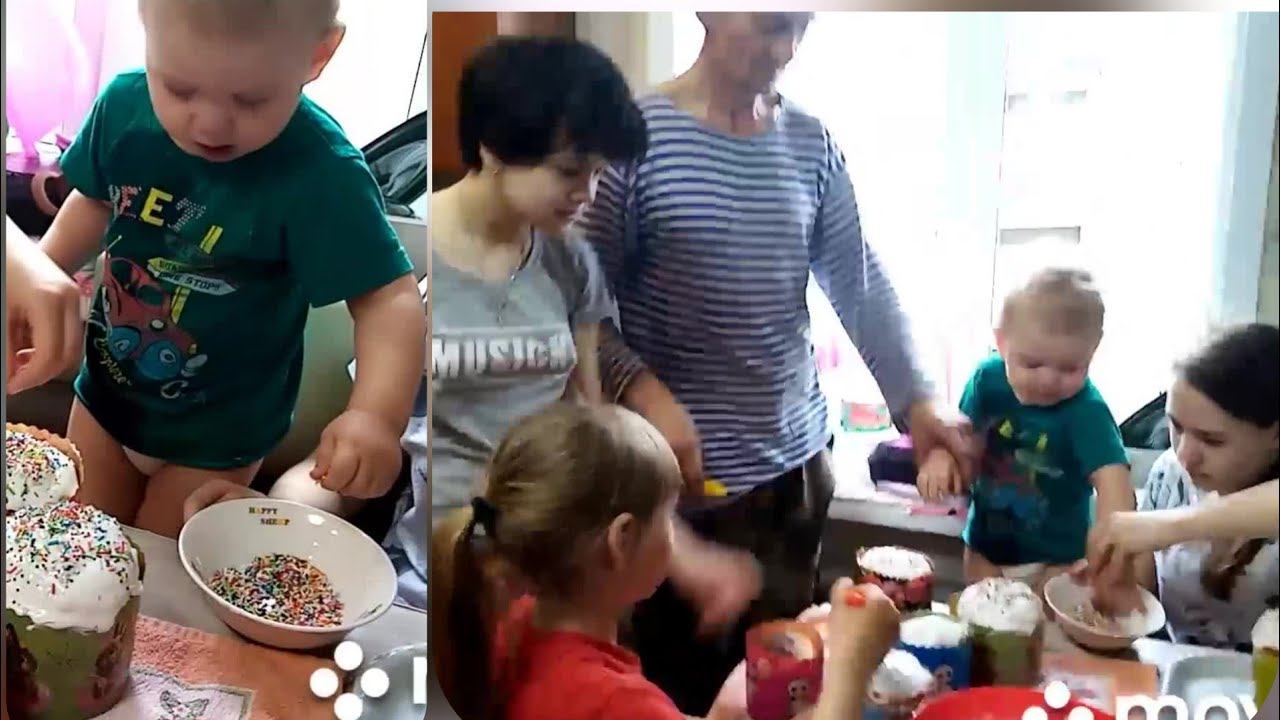 Плечём к плечю печём куличи /детки на кухне/с праздником светлой пасхи.