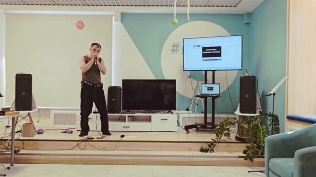 Человек-оркестр губных гармошек даёт жару