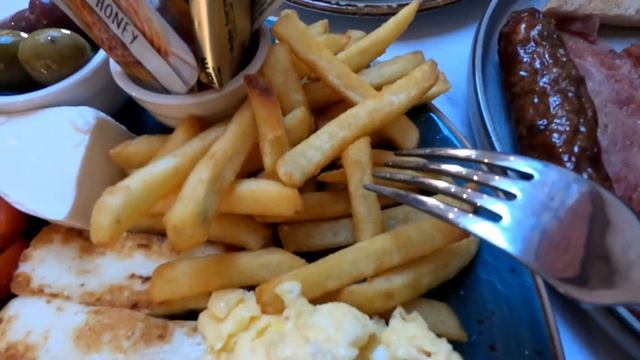 🇬🇧 Trying out halal English breakfast for first time (subtitles) UK
