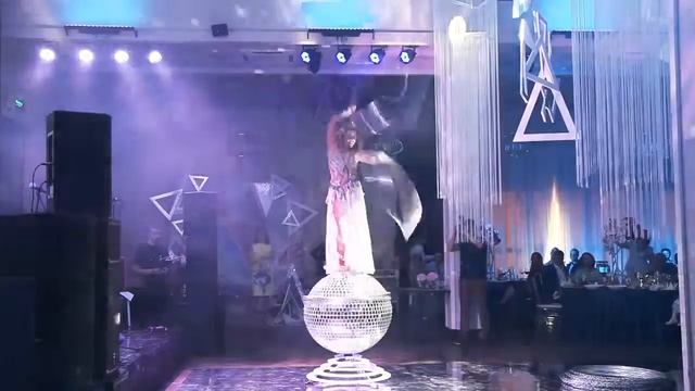 Номер Девушка на шаре 89015444723