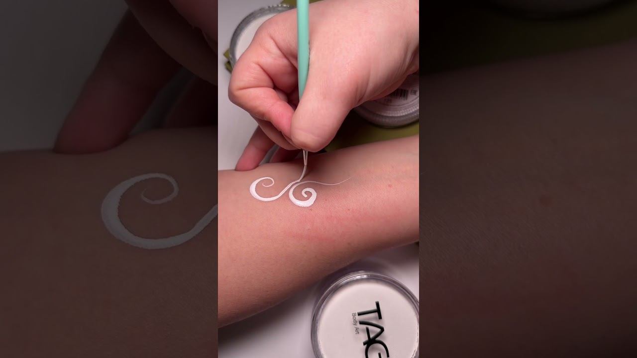 Новинка Tag! Белый для линий #faceart #аквагрим #facepaint #свотчи #материалы