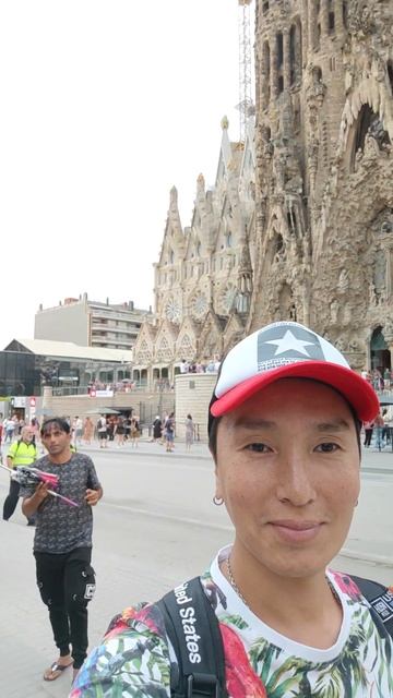 Возле Sagrada Familia в Барселоне. 2