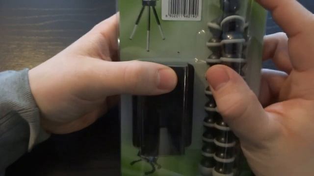 Déballage d'un mini trépied pour mobile.