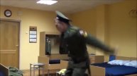 Армейские будни: когда солдаты пускаются в пляс - не удержаться от смеха!