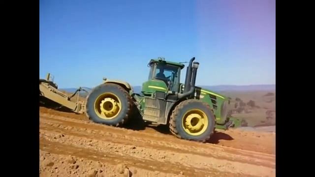 Трактор John Deere 9530 в деле. John Deere 9530 tractor in action.