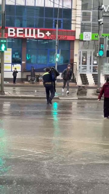 В такую непогоду никто не может остаться равнодушным и все поддерживают друг друга